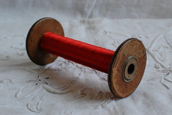 フランスアンティーク　シルクの糸付き糸巻き　スプール　 赤. 7枚目の画像