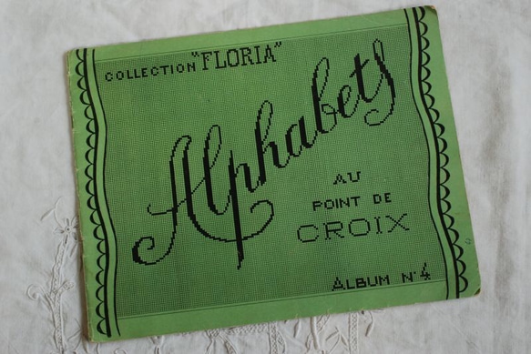 42①フランスクロスステッチ図案集　洋書古書　ALPHABETS アルファベット 洋書【ALPHABETS ANCIENS】フランス 人気のクロスステッチ図案本