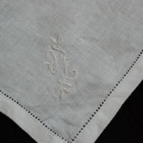 アンティークリネン♡フリル付きモノグラム刺繍入りテーブルクロス193×166cm アンティークリネン♡フリル付きモノグラム刺繍入りテーブルクロス193