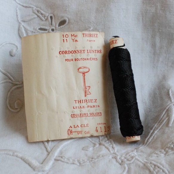 *アンティーク  ティリエの紙筒糸巻き #4856黒茶系. 1枚目の画像