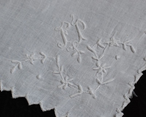 アンティークフランス 花びらチュールの西洋菊 スカラップ白糸刺繍 ハンカチクロス フランス アンティーク シルク ハンカチ 刺繍 ピンク花 36 cm