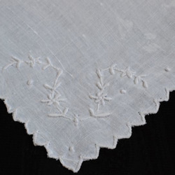 *アンティーク ハンカチ コットン 白糸刺繍 TP・四隅に刺繍. [1581] 3枚目の画像
