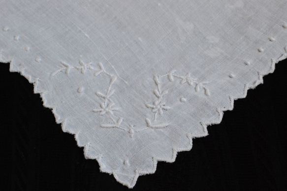 *アンティーク ハンカチ コットン 白糸刺繍 TP・四隅に刺繍. [1581] 3枚目の画像