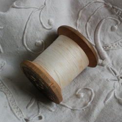 *アンテイーク　ティリエ木製糸巻き　大　白糸. 3枚目の画像