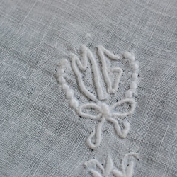 *アンティーク ハンカチ コットン 白糸刺繍MG+♡. [1585] 4枚目の画像