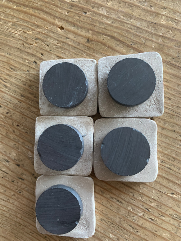 陶土のアルファベット　マグネット　✳︎ホワイト✳︎（５個セット） 3枚目の画像