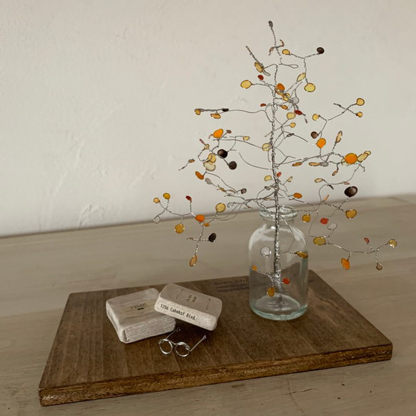 ワイヤークラフト　木の枝　✳︎オレンジver✳︎ ミニチュア陶土の本とメガネ 5枚目の画像