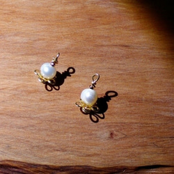 Hua Hana |真鍮の淡水真珠のイヤリングのペア 2枚目の画像