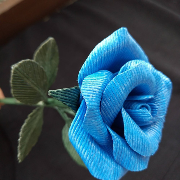 花言葉は「夢叶う」/紙ヒモクラフト/飾りもの／青いバラ2本(K-016） 5枚目の画像