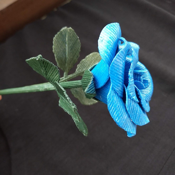花言葉は「夢叶う」/紙ヒモクラフト/飾りもの／青いバラ2本(K-016） 4枚目の画像
