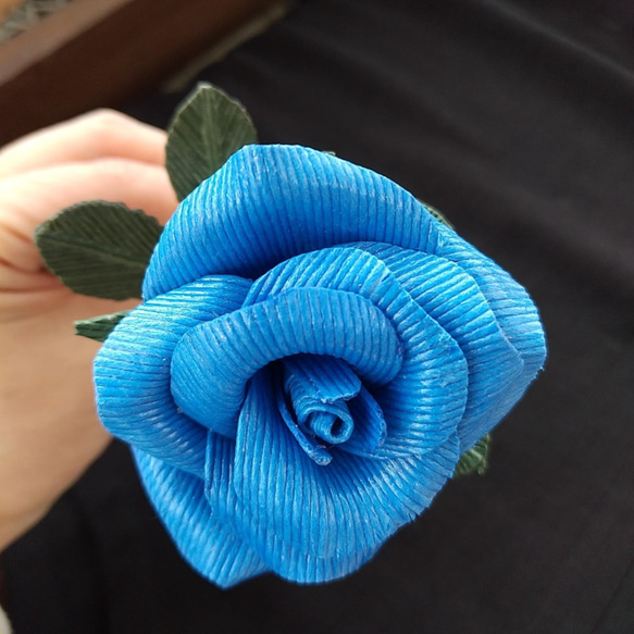 花言葉は「夢叶う」/紙ヒモクラフト/飾りもの／青いバラ2本(K-016） 7枚目の画像