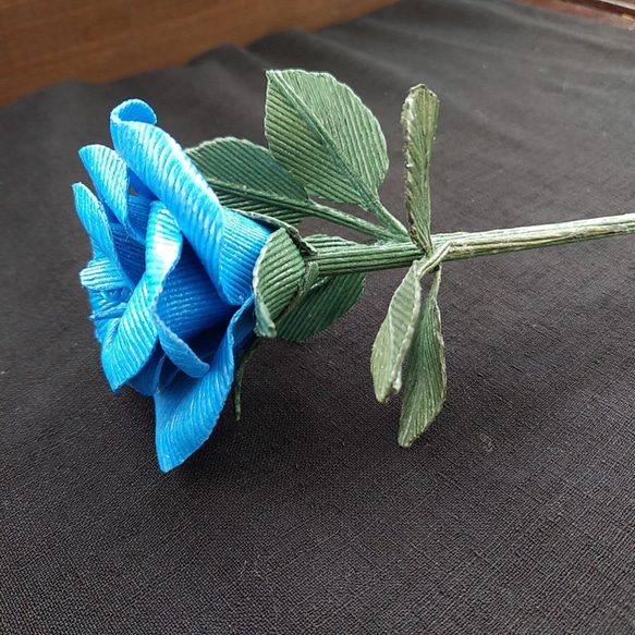 花言葉は「夢叶う」/紙ヒモクラフト/飾りもの／青いバラ2本(K-016） 3枚目の画像