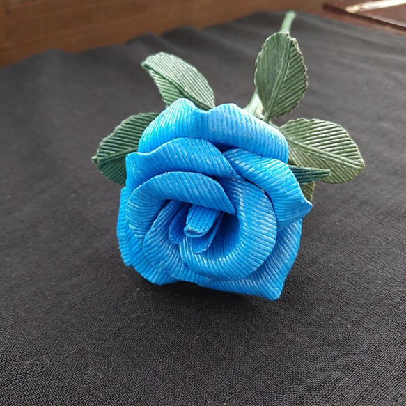 花言葉は「夢叶う」/紙ヒモクラフト/飾りもの／青いバラ2本(K-016） 1枚目の画像