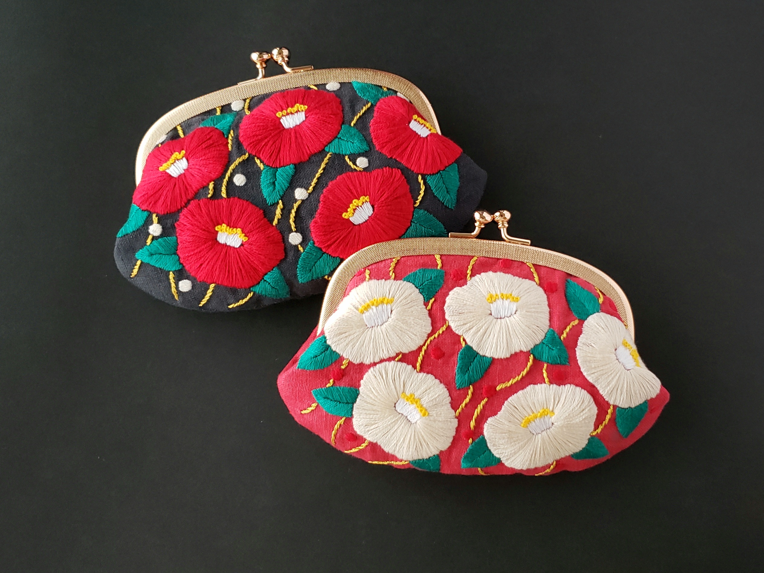 Bee! 新品 花柄刺繍がま口ポーチ 最終お値下げ‼️ Think 専用袋付き