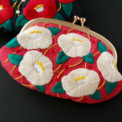 冬の花 椿の刺繍がま口財布  刺繍ポーチ リネン 3枚目の画像