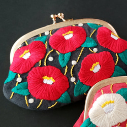 冬の花 椿の刺繍がま口財布  刺繍ポーチ リネン 4枚目の画像