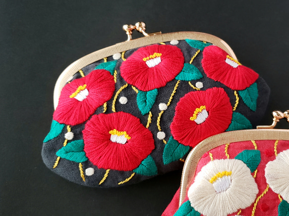 冬の花 椿の刺繍がま口財布  刺繍ポーチ リネン 4枚目の画像