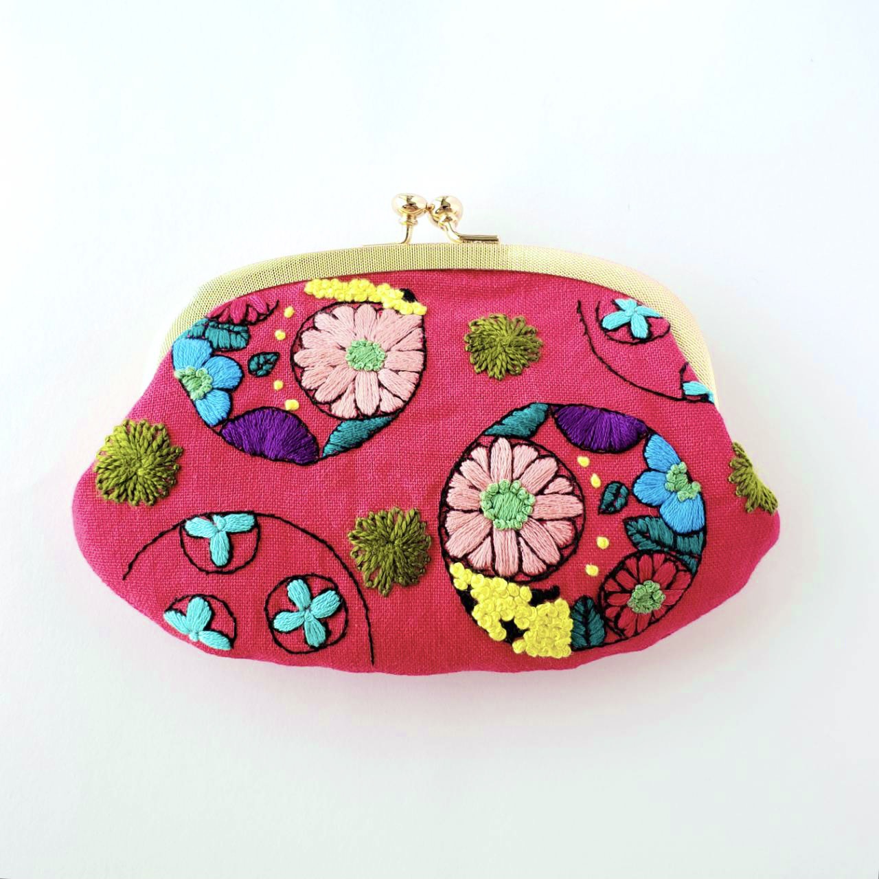 イエローブーケのがま口ポーチ　手刺繍　ハンドメイド