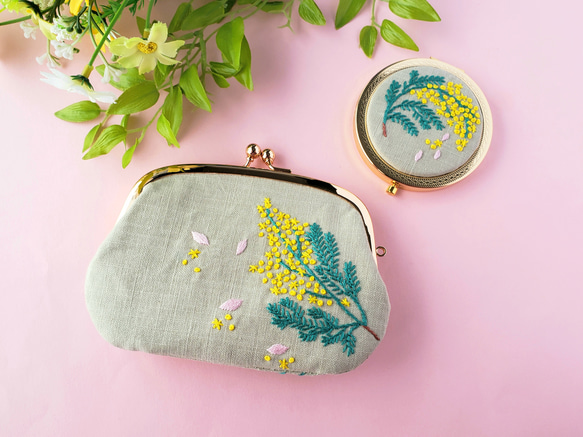 creema限定福袋!ミモザと桜の刺繍 親子がま口財布ミモザの刺繍ミラー 2枚目の画像