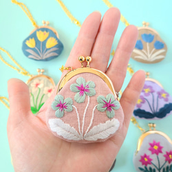 小號刺繡鑰匙扣帶花朵刺繡 Viola Emperor Dahlia Crocus 第2張的照片