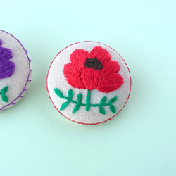 ポピー 一輪 刺繍ブローチ 赤と紫 ヘアゴム変更可 3枚目の画像