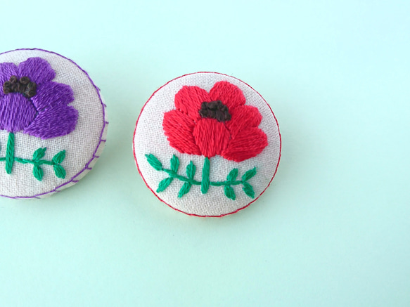 ポピー 一輪 刺繍ブローチ 赤と紫 ヘアゴム変更可 3枚目の画像