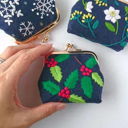 冬の刺繍 がま口ポーチ 雪の結晶 柊 クリスマスローズ 2枚目の画像