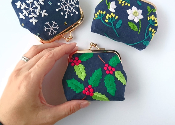 冬の刺繍 がま口ポーチ 雪の結晶 柊 クリスマスローズ 2枚目の画像