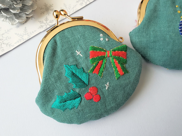 クリスマス柄 刺繍がま口  キラキラオーナメント リボンと柊 4枚目の画像