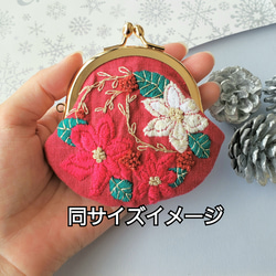 クリスマス柄 刺繍がま口  キラキラオーナメント リボンと柊 6枚目の画像