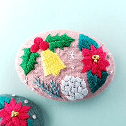 クリスマスの刺繍ブローチ ポインセチア 松ぼっくり ベル ピンク 3枚目の画像