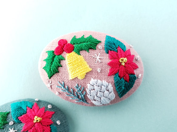 クリスマスの刺繍ブローチ ポインセチア 松ぼっくり ベル ピンク 3枚目の画像