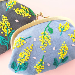 ミモザと桜の刺繍がま口  ポーチ コスメポーチ 財布 2枚目の画像