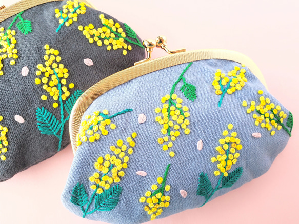 ミモザと桜の刺繍がま口  ポーチ コスメポーチ 財布 2枚目の画像