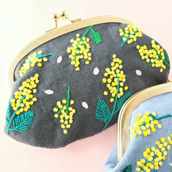 ミモザと桜の刺繍がま口  ポーチ コスメポーチ 財布 3枚目の画像