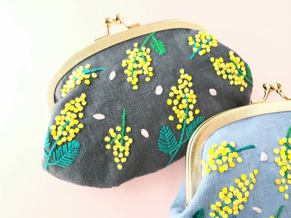 ミモザと桜の刺繍がま口  ポーチ コスメポーチ 財布 3枚目の画像
