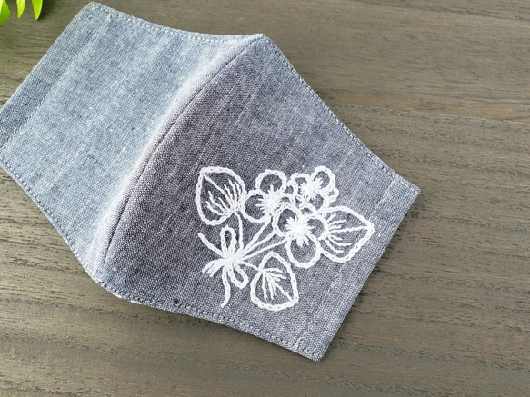 刺繍マスク スミレの花束の刺繍 布 立体マスク 2枚目の画像
