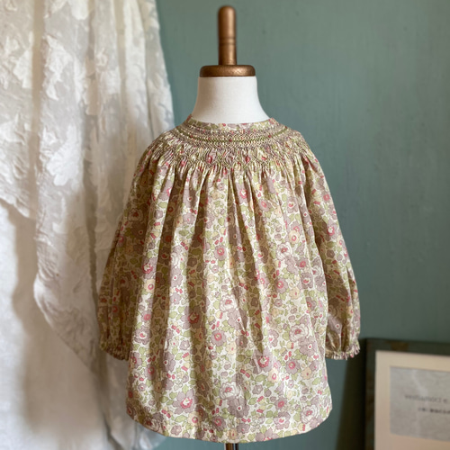 リバティ　スモッキング刺繍ブラウス　前開き リバティ スモッキング刺繍ブラウス 前開き 大人のビショップ