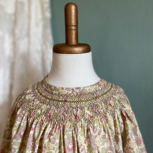 リバティ　スモッキング刺繍ブラウス　前開き リバティ スモッキング刺繍ブラウス 前開き 大人のビショップ