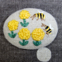 【お花/ミツバチ】刺繍ブローチ/リネン 1枚目の画像
