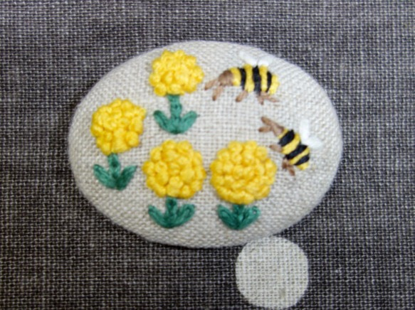 【お花/ミツバチ】刺繍ブローチ/リネン 1枚目の画像
