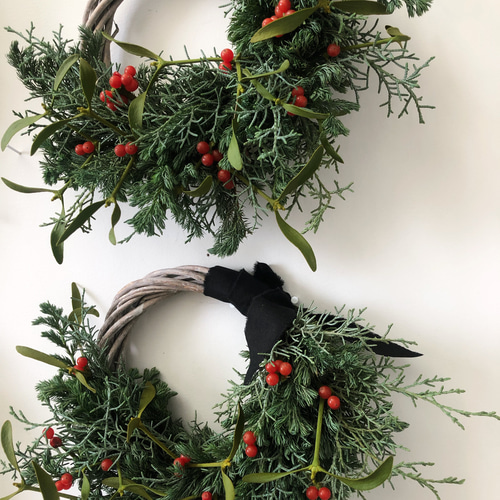 クリスマスを彩るヤドリギのハーフリース