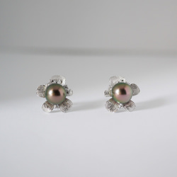 大溪地黑珍珠耳環 - 銅色,正圓,925純銀材質,花朵耳釘設計 第5張的照片