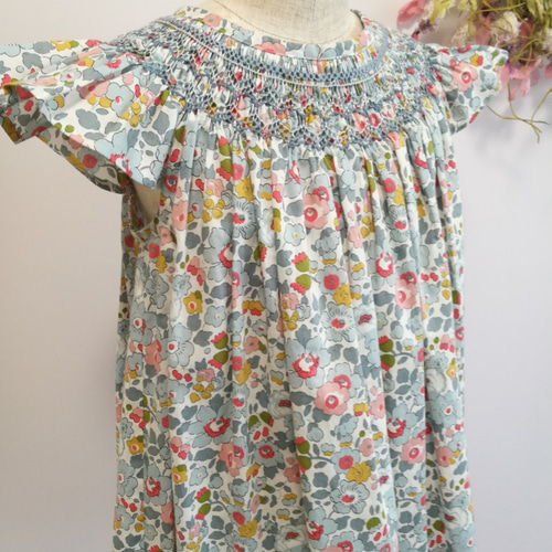 サイズ100 リバティ スモッキング刺繍ワンピース Betsy 子供服 刺繍 