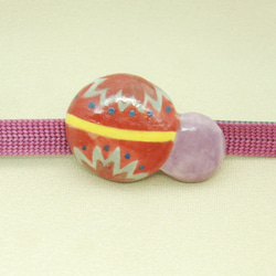 ＜陶器/和＞鞠帯留め（赤×紫） 1枚目の画像