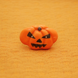 ＜陶器/秋/ハロウィン＞こわくないかぼちゃおばけ帯留め 2枚目の画像