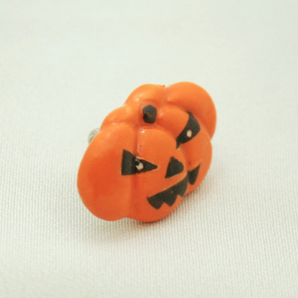 ＜陶器/秋/ハロウィン＞こわくないかぼちゃおばけ帯留め 5枚目の画像