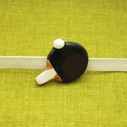 ＜陶器/スポーツ＞卓球ラケット＆ピンポン玉帯留め（黒） 1枚目の画像