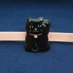 ＜陶器/和＞黒まねき猫帯留め 1枚目の画像