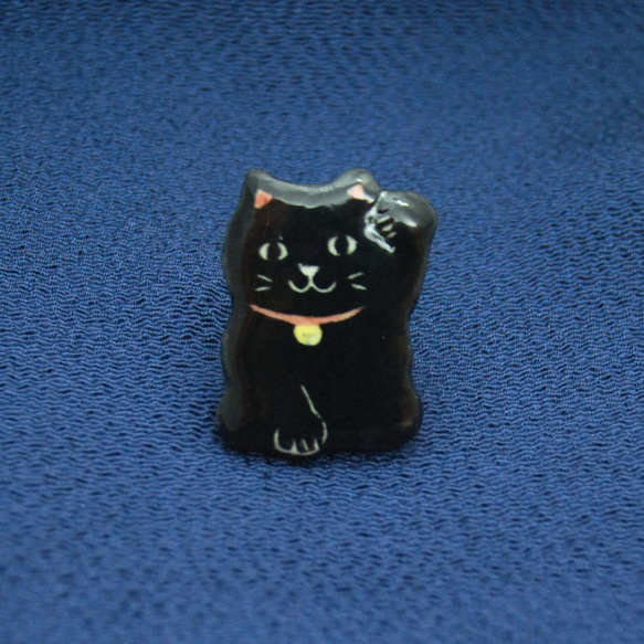 ＜陶器/和＞黒まねき猫帯留め 2枚目の画像